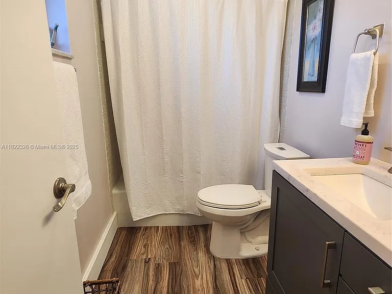 2424 NE 9th St #212 — Photo 23