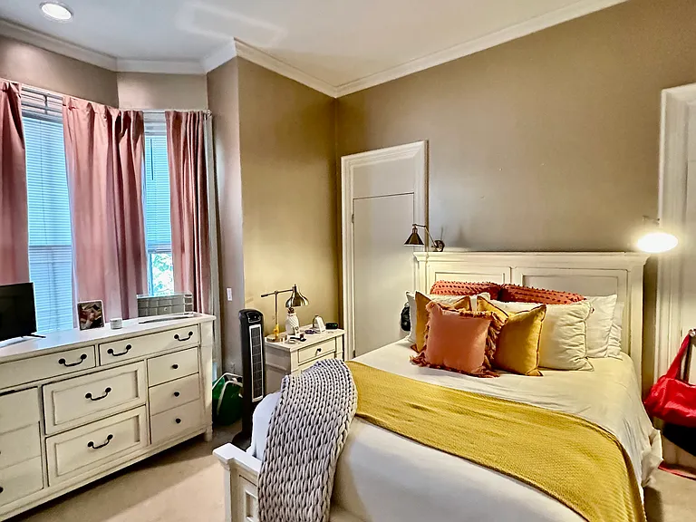 57 Rutland Sq #2 — Photo 4