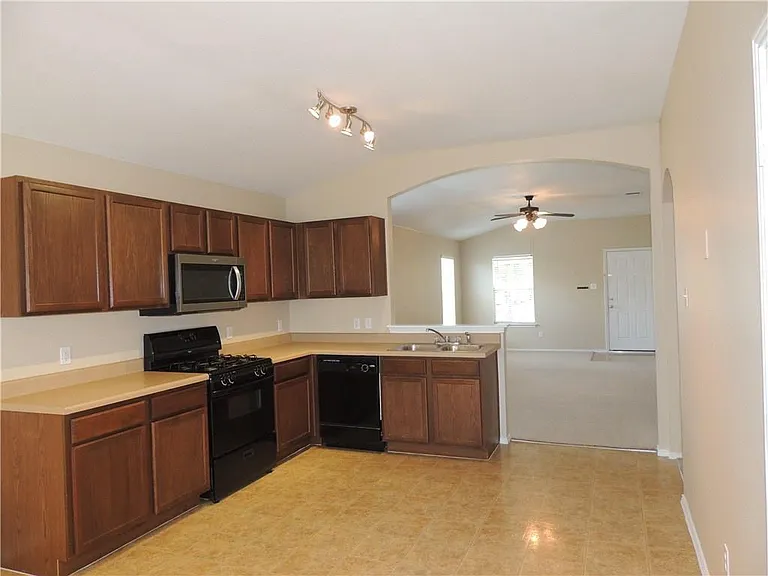 315 Feathergrass Dr — Photo 6