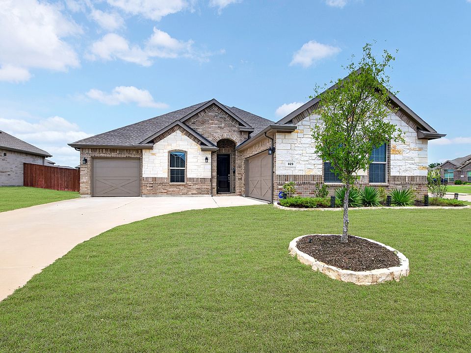 1st image of 829 Poppie Ln