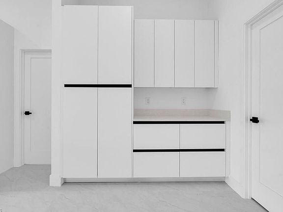 4th image of 406 W 11th St