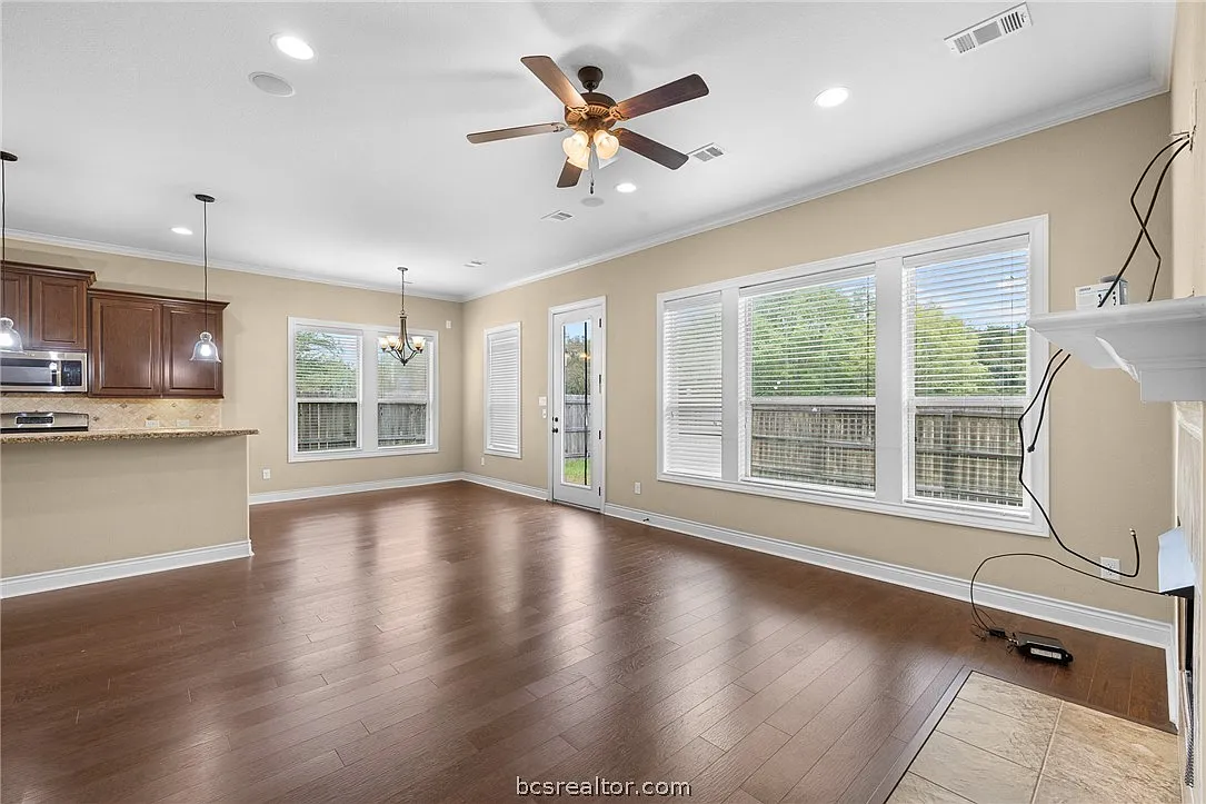 5 bed, 2.5 bath, 2516 sqft, $2,995 — Photo 3