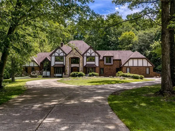100 Easton Ln, Moreland Hills, OH 44022