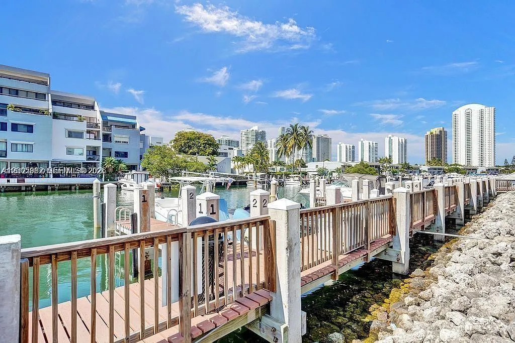 Coastal Towers Condo — Photo 4