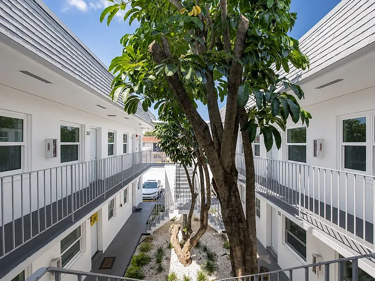 Kenwood Apartments — Photo 18