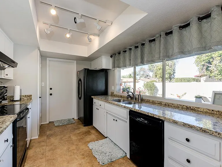2302 E Loyola Dr — Photo 4