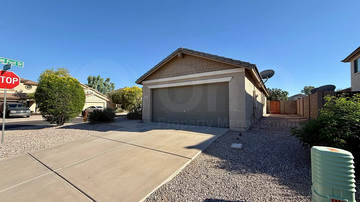 3 bed, 2.0 bath, 1303 sqft, $1,750 — Photo 3