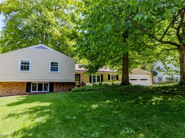 1045 Eastlawn Dr, Highland Heights, OH 44143