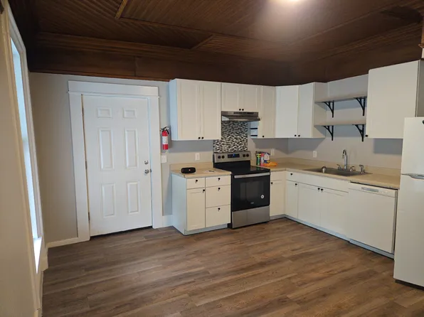 53 Maple St, Littleton, NH 03561