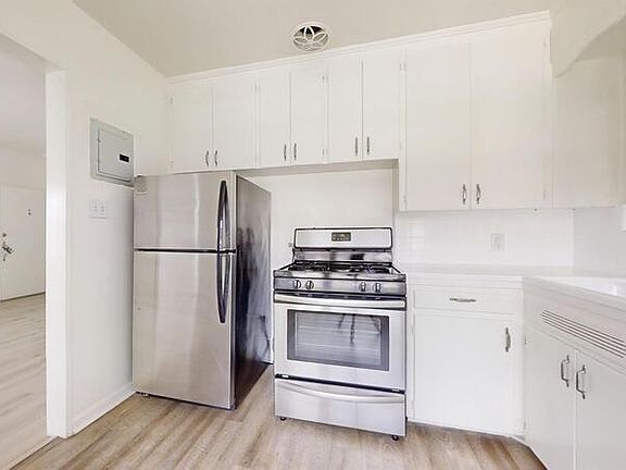 5th image of 702 S Catalina Ave