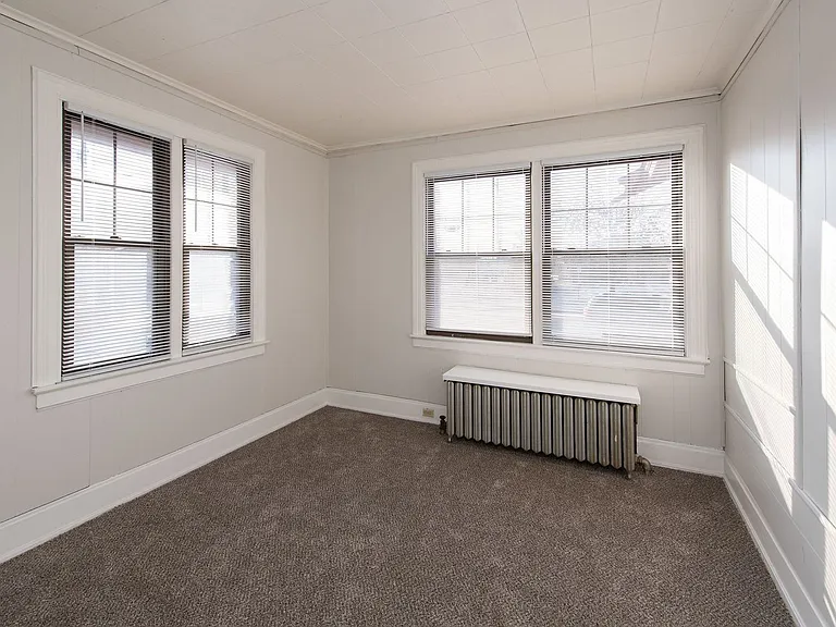 Beautifully updated Tudor style duplex. Upper unit. Large rooms. 2 balconies, private entry. Fenc... — Photo 22