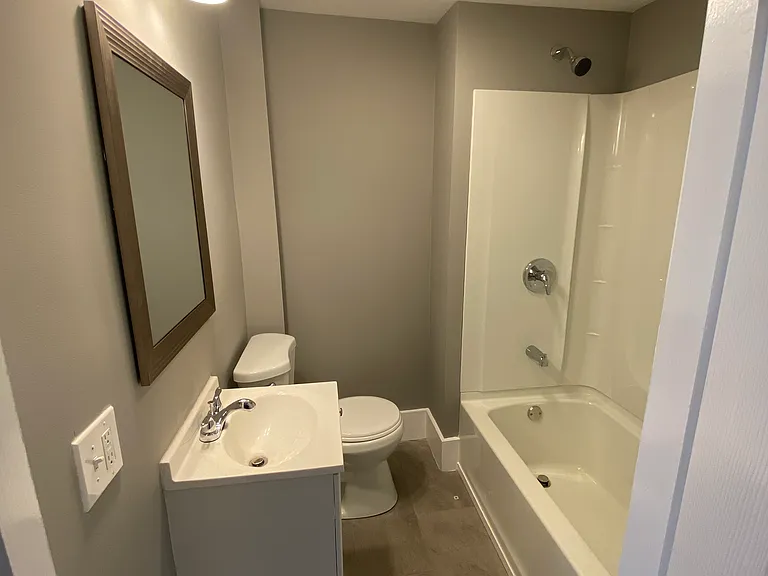 652 Manton Ave #2L — Photo 32