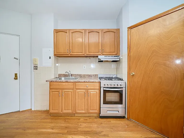 501 1/2 W 43rd St #5E — Photo 10