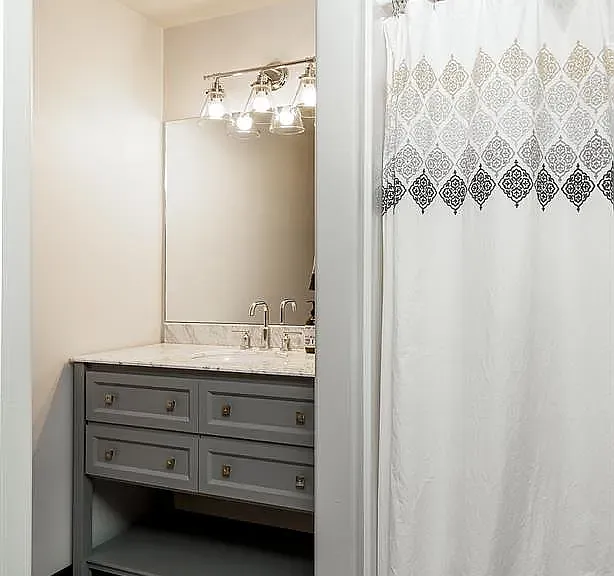 Secondary en-suite bathroom.
(2nd bedroom not pictured)