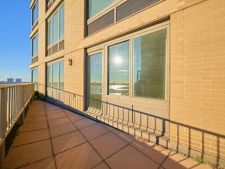 160 Riverside Blvd #21F — Photo 4