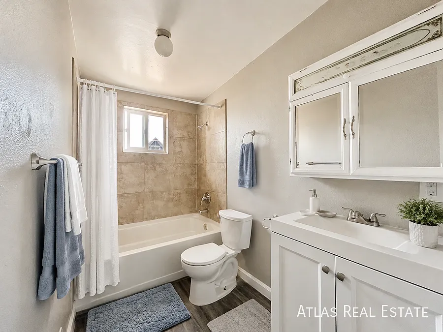 One Month Free - 4 Bedroom Close To Rino And 5 Points. — Photo 4