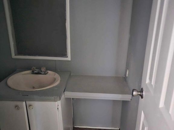 2nd image of 827 Fountain Cir
