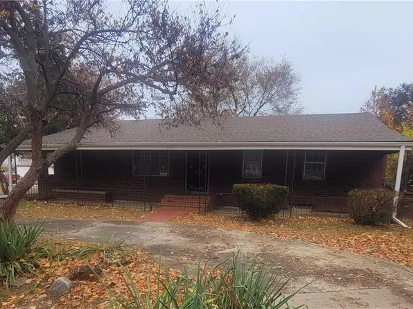 1117 N Swope Dr, Independence, MO 64056