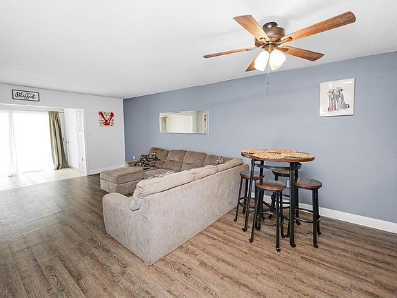5th image of 404 COUNTRY LANE NE #404
