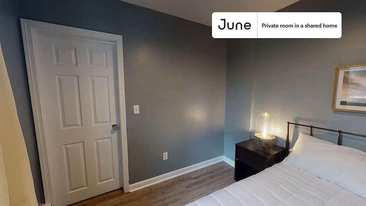 Queen bedroom in 3 bed/1 bath home in North End #471 C — Photo 2
