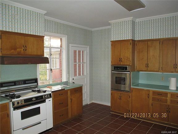 3rd image of 705 Azalea Dr