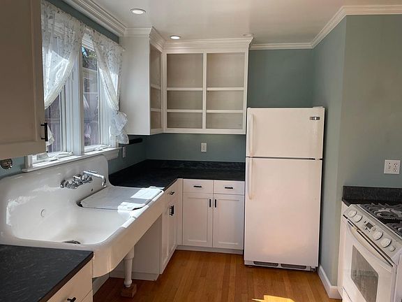 2nd image of 221 Fair Oaks St #A