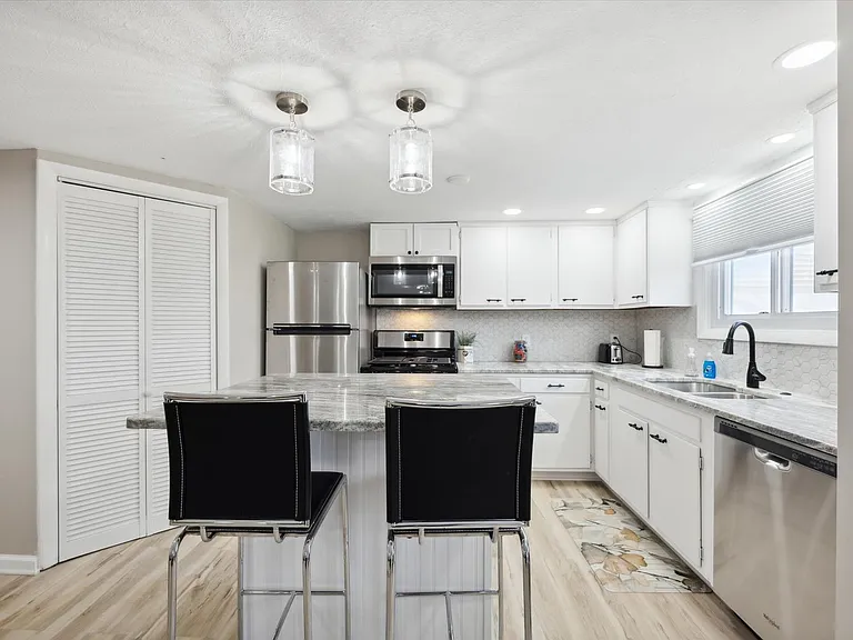 26 N Aurora Rd — Photo 10