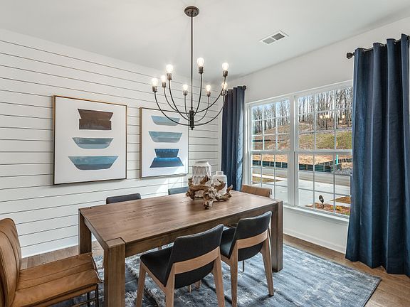 Shiplap accent wall in the dining room - Model Representation