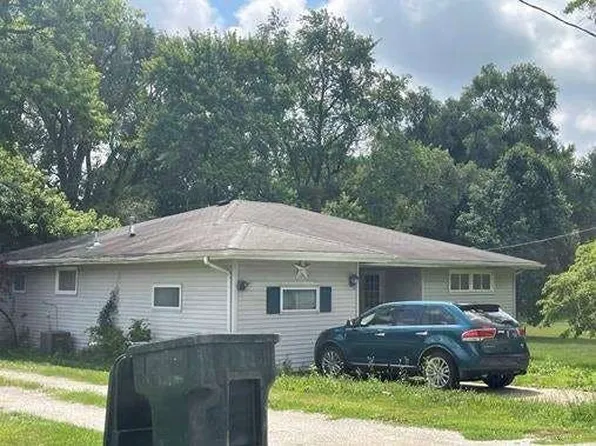 120 S Taylor St, Clinton, IL 61727