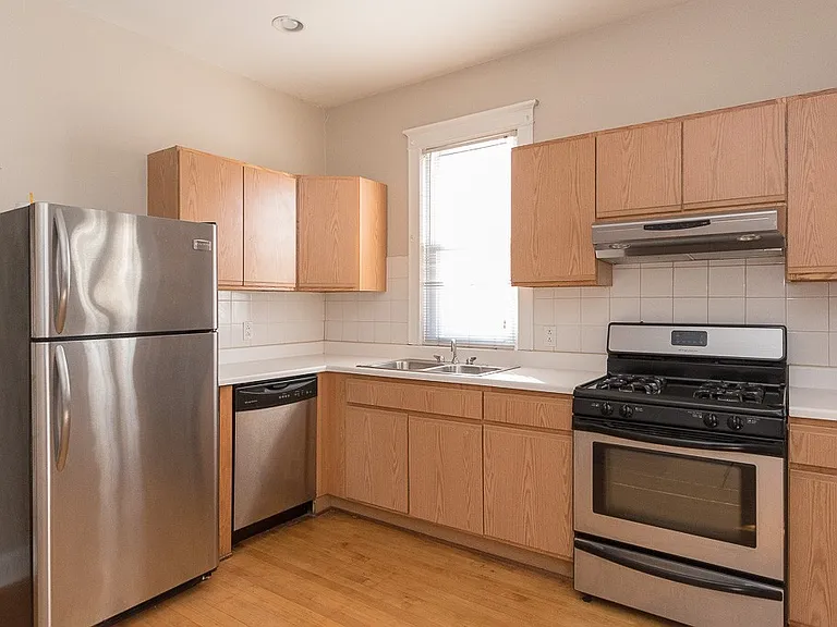 1440 W Addison St #3 — Photo 3