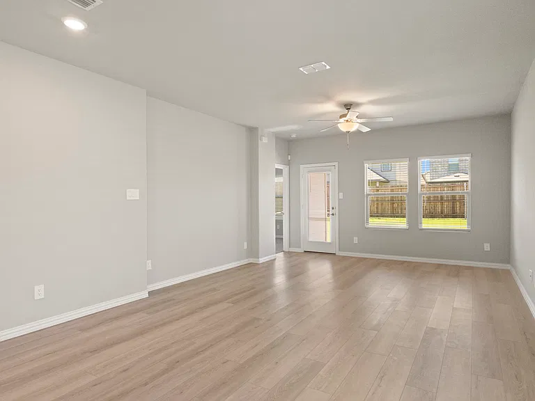 617 McKenna Dr — Photo 4