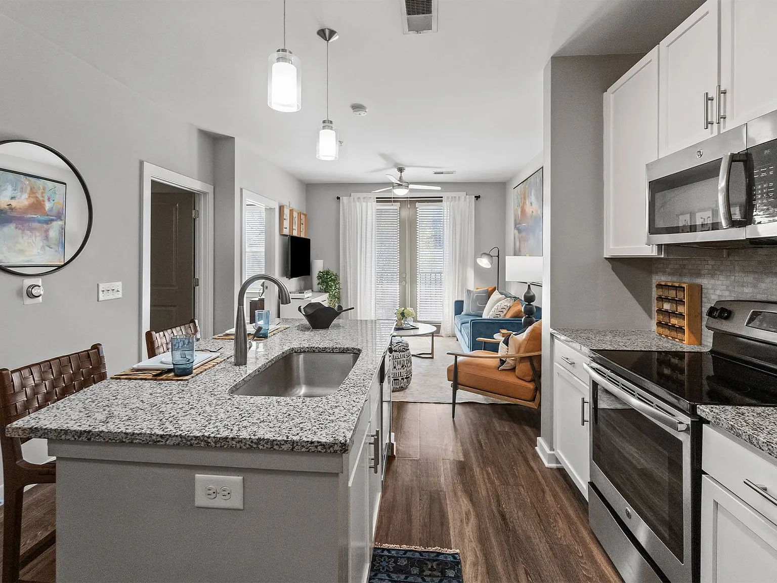 1010 Dilworth Apartments — Photo 2