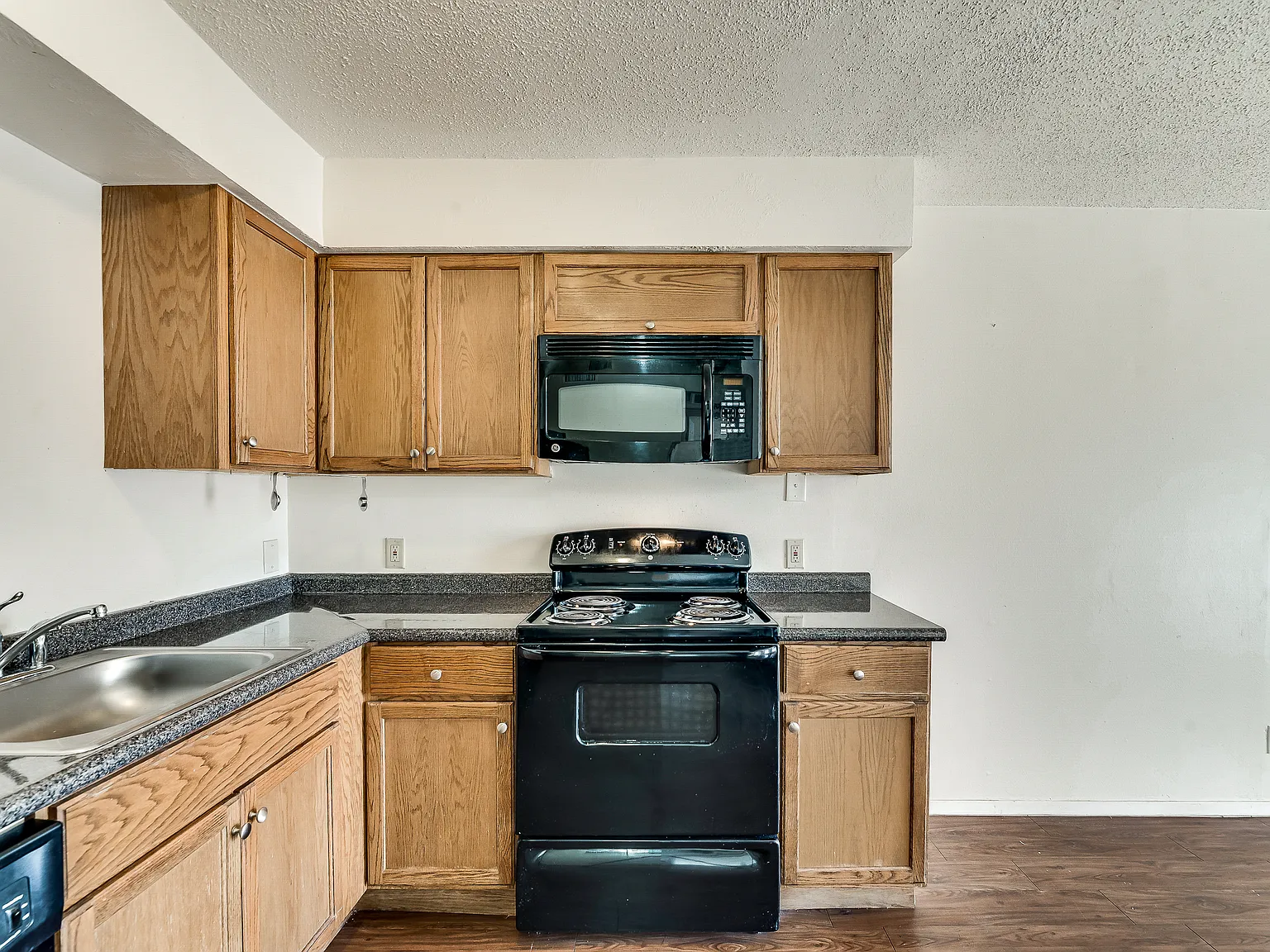 108 e cedar st, Arlington, TX-76011 — Photo 2