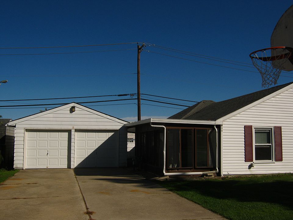 1st image of 911 Hanson St