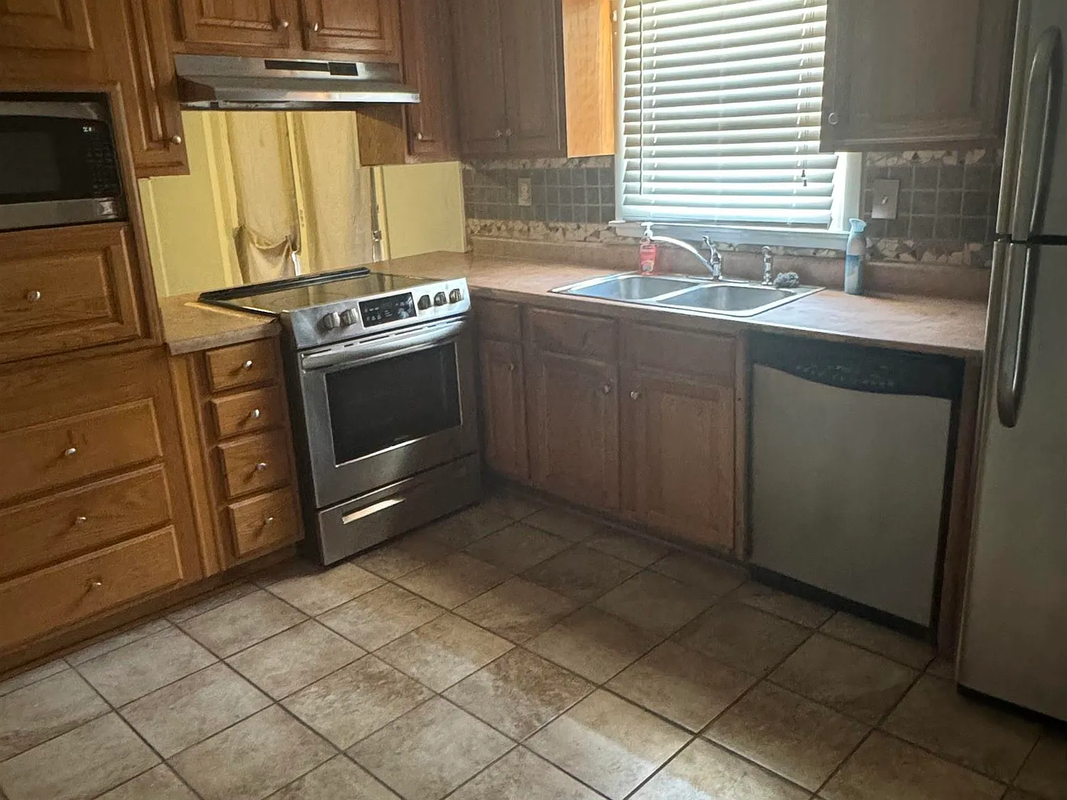 3 bed, 2.0 bath, 1450 sqft, $1,395 — Photo 4