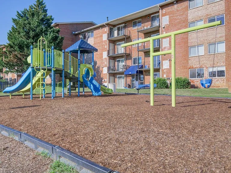 Bennington Crossings Apartment Homes — Photo 17