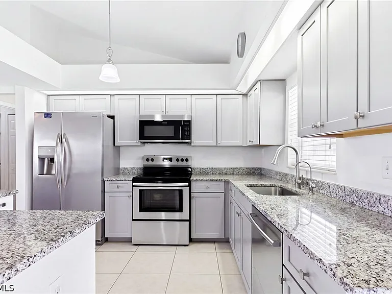 1728 NW 18th St — Photo 15