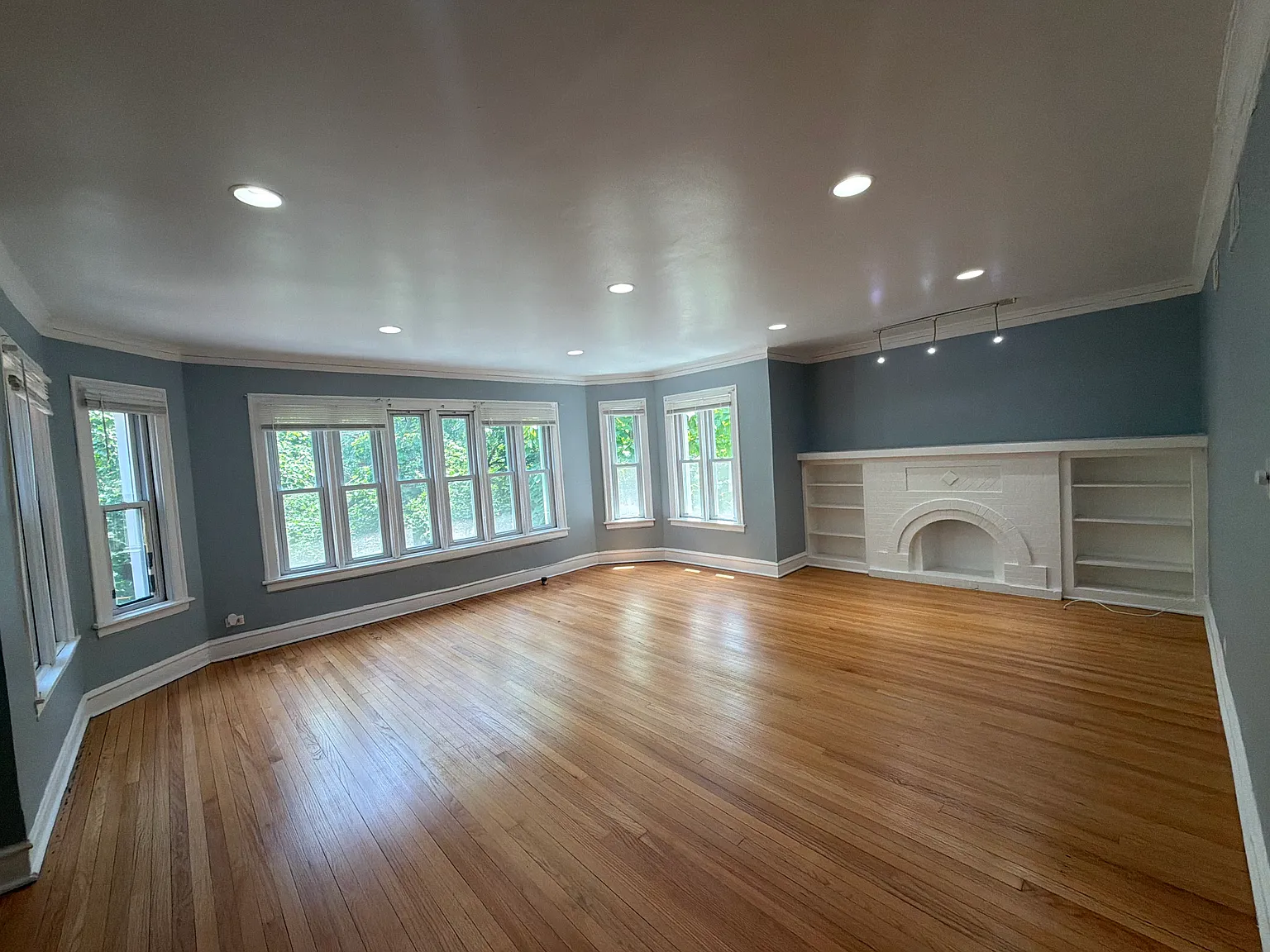 Spacious South Shore 3 Bed 1 Bath — Photo 2