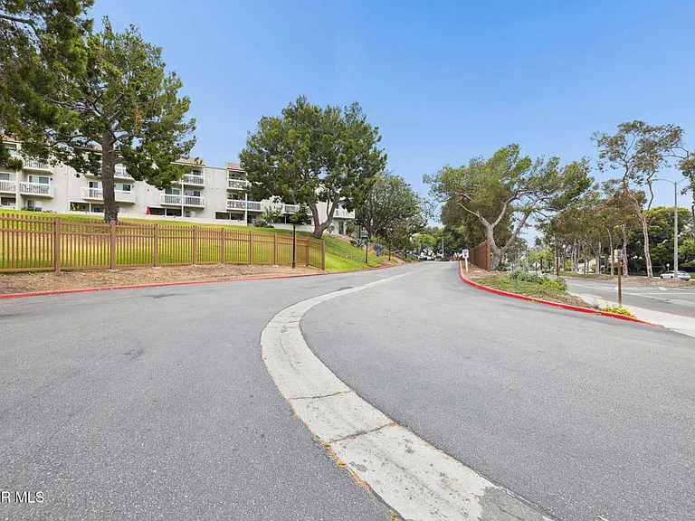 201 S Ventura Rd #7 — Photo 33