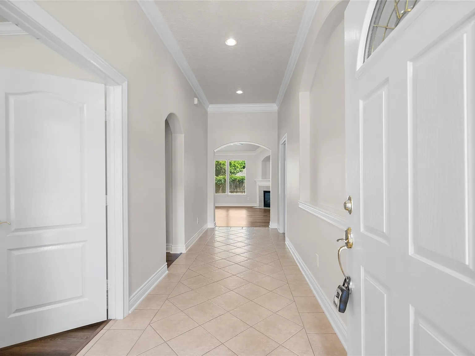 3 bed, 2.0 bath, 1914 sqft, $2,500 — Photo 3