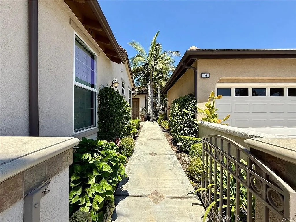 3 bed, 2.5 bath, 1950 sqft, $5,400 — Photo 2