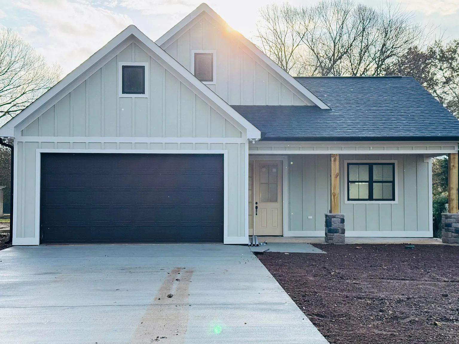 3 bed, 2.0 bath, 1196 sqft, $2,100 — Photo 1