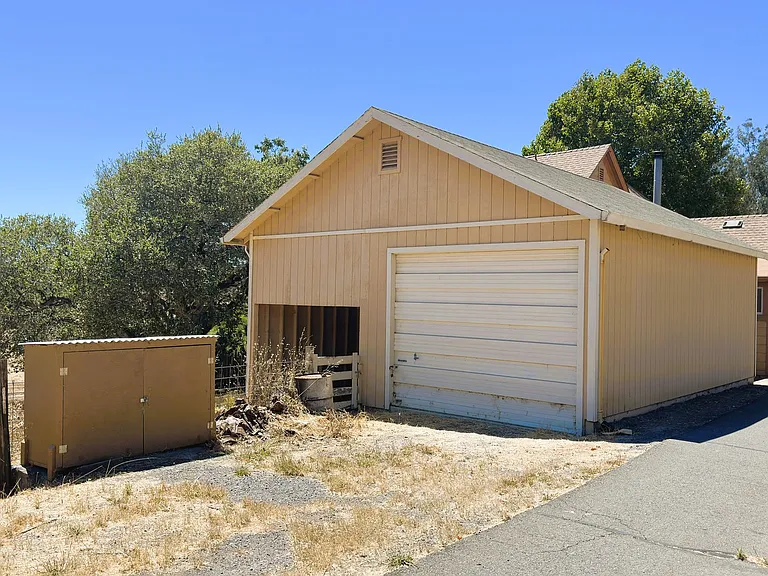 402 Ormsby Ln — Photo 24
