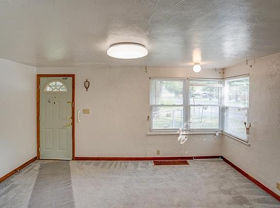 4th image of 628 Valley Dr