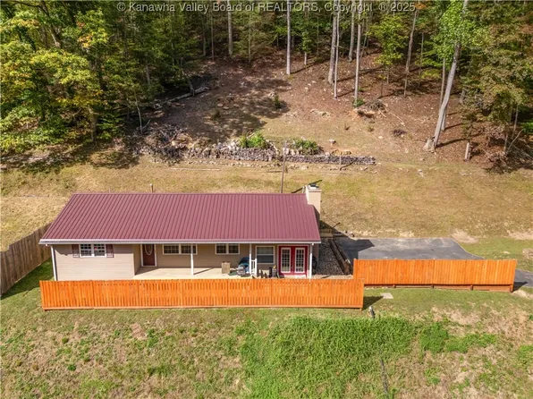 2611 Main St, Clay, WV 25043