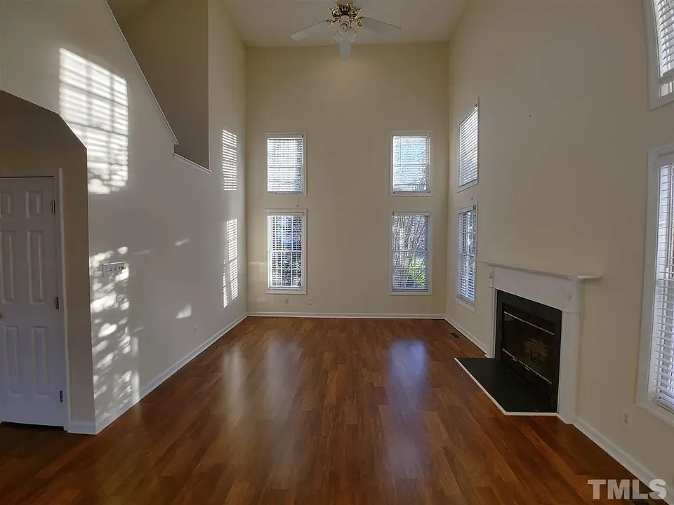 3 bed, 1690 sqft, $2,449 — Photo 4
