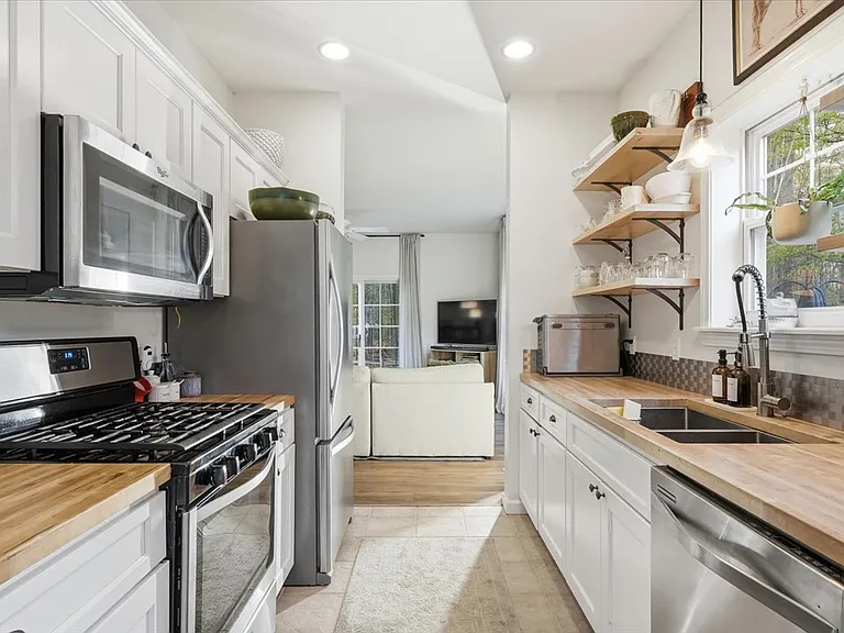 4 Marion Ave #4 — Photo 8