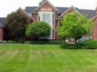 5128 Stonehenge Dr, Rochester, MI 48306