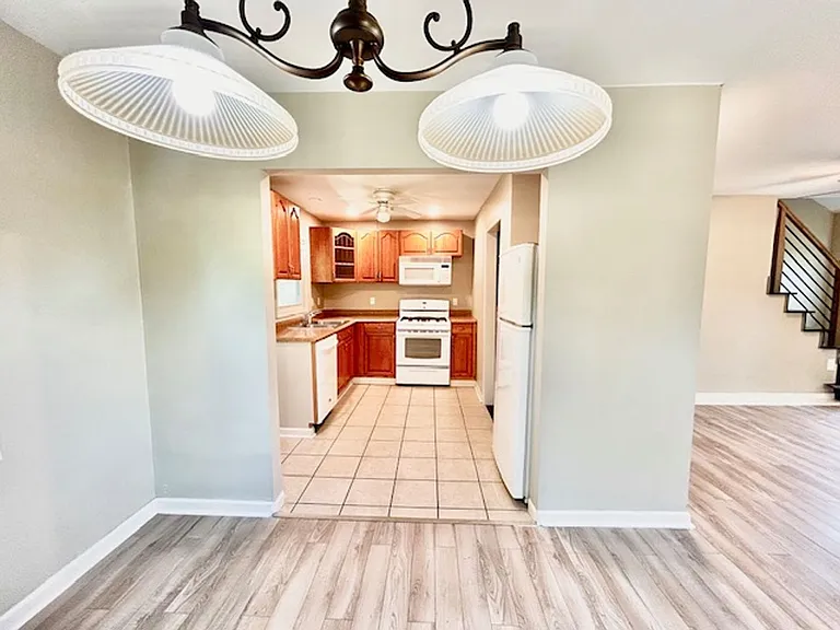 2127 Pimmit Dr — Photo 9