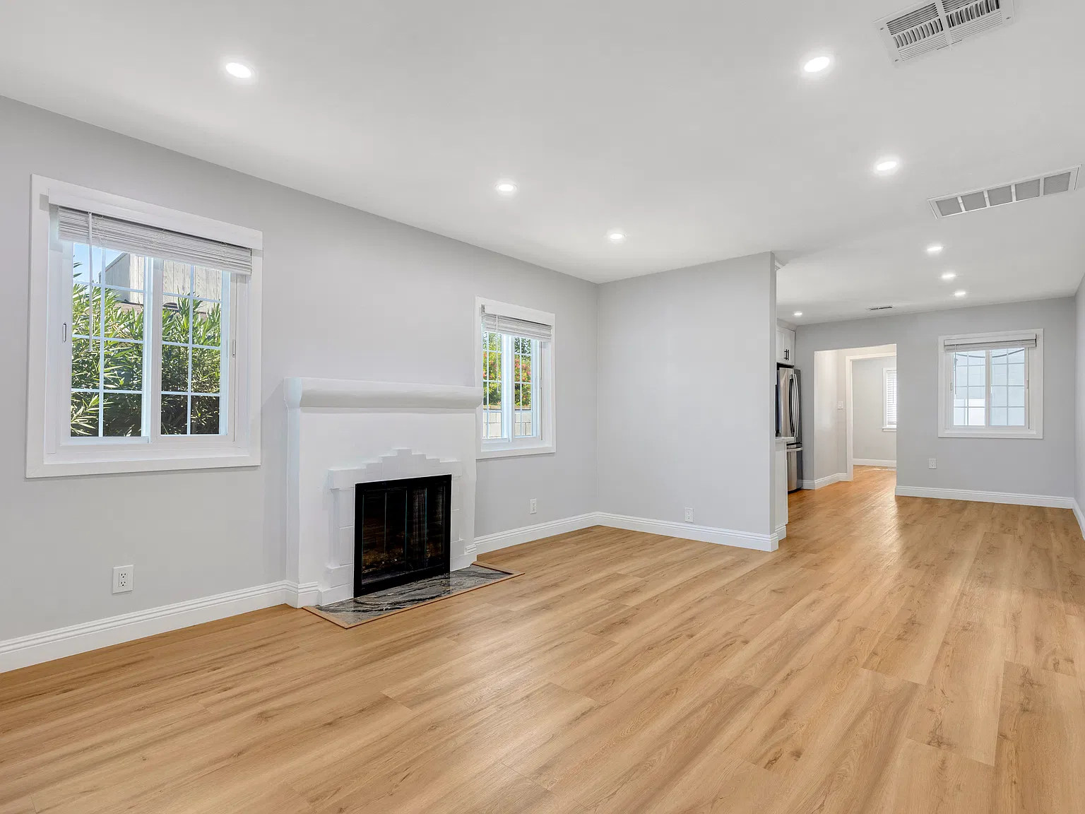 3 bed, 940 sqft, $3,400 — Photo 3